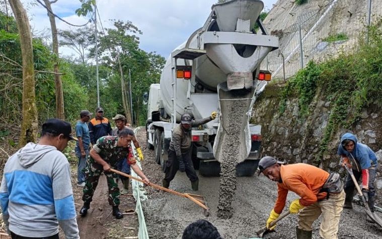 Babinsa Cibodas Dampingi Karya Bakti Pengecoran Jalan