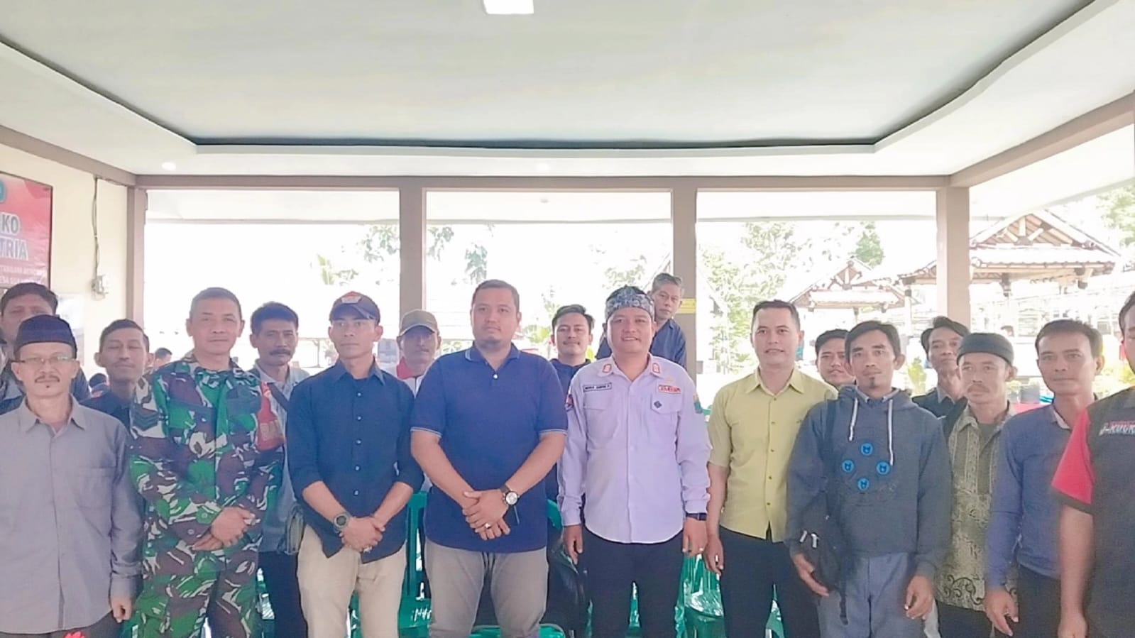 Babinsa Sukamanah Hadiri Musyawarah Desa untuk Meningkatkan Pembangunan Desa