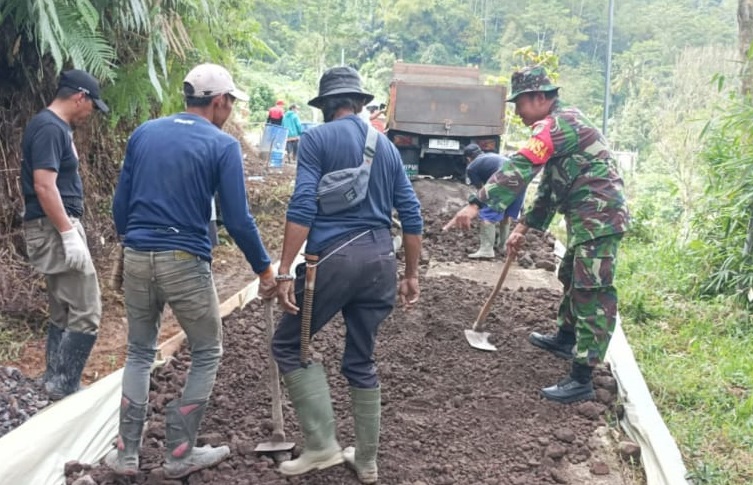 Babinsa Girimukti Bantu Warga Laksanakan Karya Bakti Pengecoran Jalan