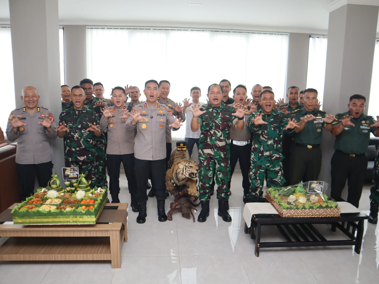 Kunjungi Kodim 0608/Cianjur Kapolres Cianjur Berikan Ucapan Selamat HUT Kodam III/Slw ke-79