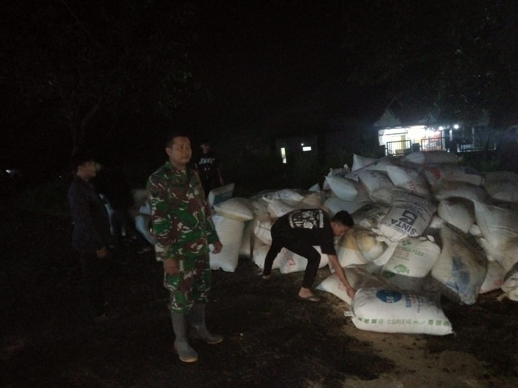 Koptu Yayat Bantu Evakuasi Kecelakaan Mobil Terguling Akibat Muatan Berlebihan