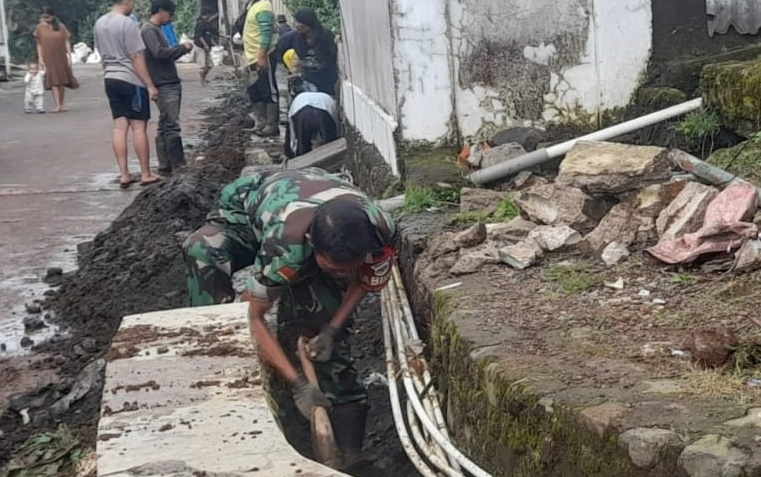 Babinsa Ciherang Gelar Karya Bakti Pembersihan Selokan di Desa Ciherang