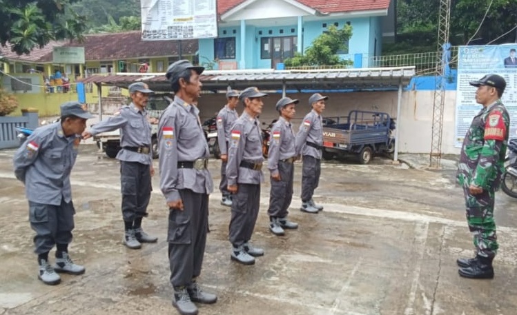 Babinsa Leuwi Koja Gelar Pembinaan Satuan Linmas Tahun 2025