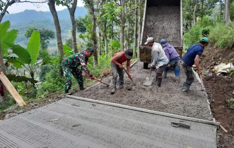 Babinsa Sukajadi Gelar Karya Bakti Pengecoran Jalan di Desa Sukajadi