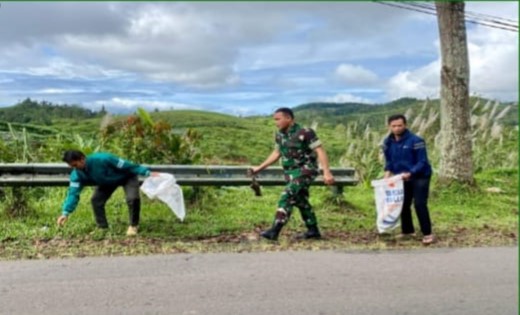 BABINSA BERSAMA MASYARAKAT BERSIHKAN SAMPAH DI SEPANJANG JALAN DESA