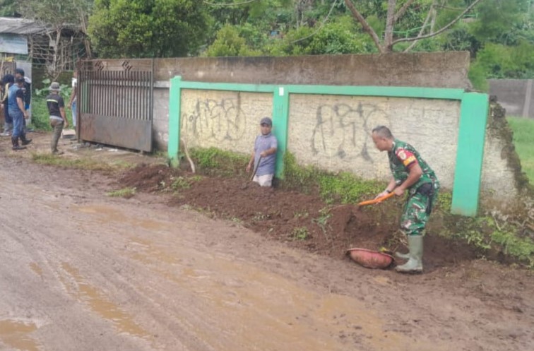 DESA GADOG MELAKUKAN PEMBERSIHAN JALAN BERSAMA BABINSA DAN MASYARAKAT