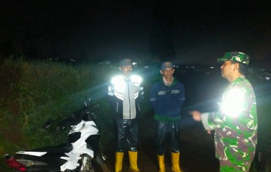 Babinsa Cibeureum Gelar Patroli Siskamling Bersama Linmas