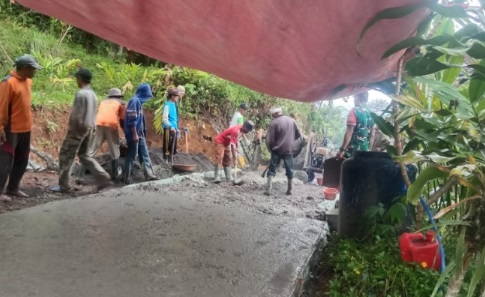 Babinsa Karangharja Gelar Karya Bakti Pengecoran Jalan Desa