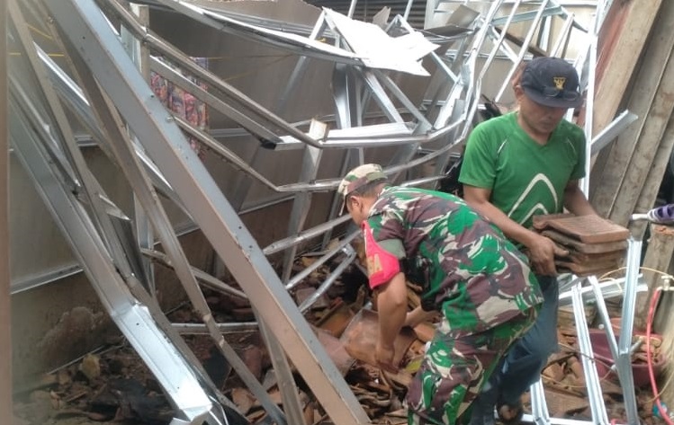 Babinsa Babakansari Bantu Pembersihan Puing-Puing Bangunan Rumah yang Roboh