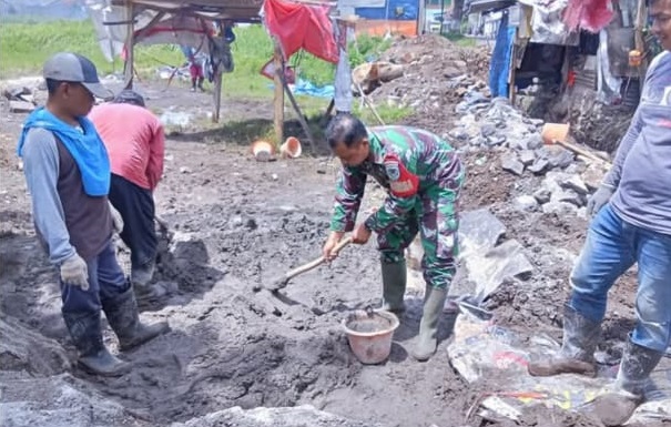Babinsa Sindangsari Gelar Karya Bakti Pembangunan Saluran Air