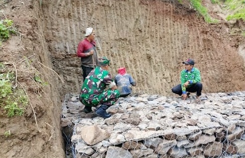 Babinsa Kemang Laksanakan Monitoring Pemasangan Batu Bronjong