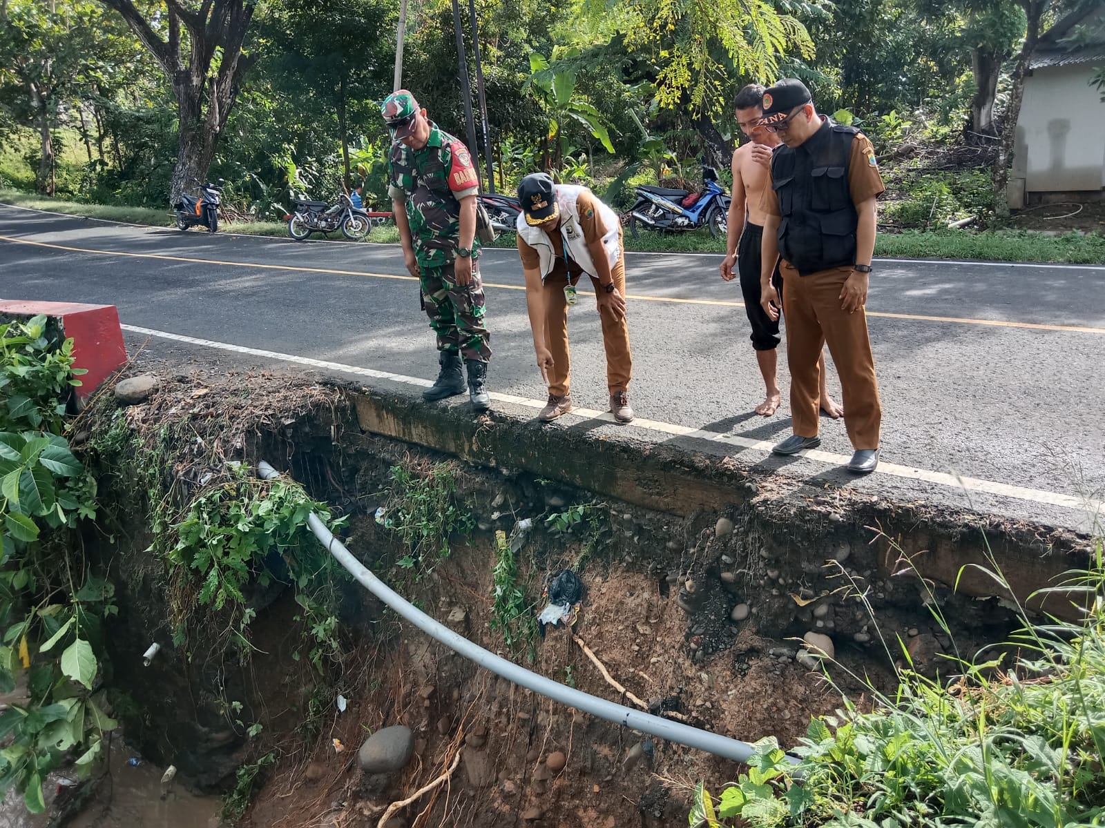 Banjir Bandang Terjang Desa Karangwangi, Babinsa Sertu Dasep Kurnia Tinjau Lokasi