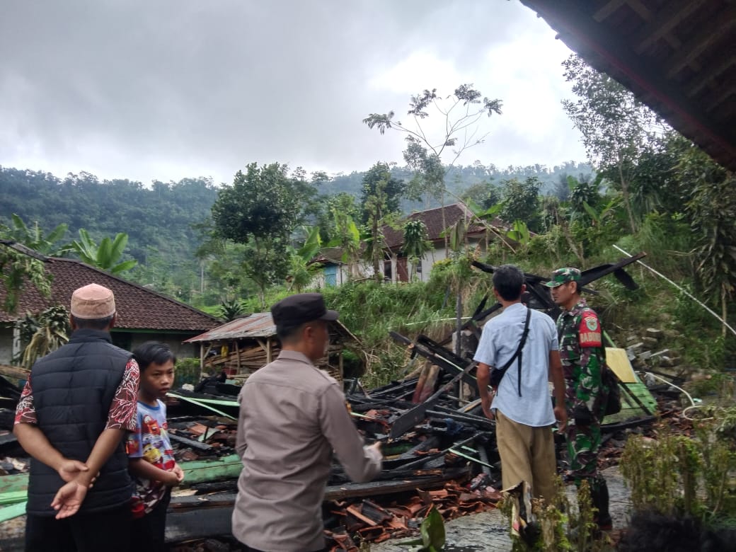 Babinsa Serda Wawan Bantu Evakuasi Warga Setelah Kebakaran di Kubang