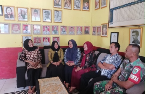 BABINSA SERTA NURDIN LAKSANAKAN KOMUNIKASI SOSIAL DENGAN GURU SEKOLAH