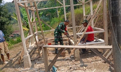 PELDA CECEP BANTU WARGA MEMBANGUN POS RONDA