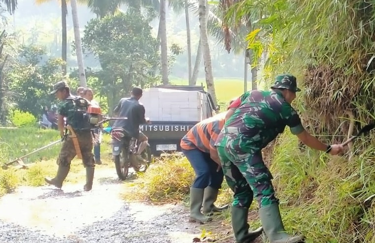 SERKA KHOLIDIN LAKSANAKAN KARYA BAKTI BERSAMA WARGA