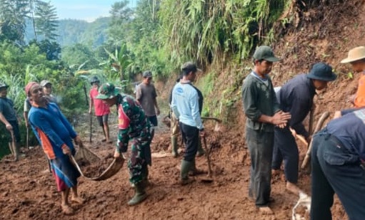 SERDA ROZI HENDRA LAKSANAKAN KARYA BAKTI PERBAIKAN JALAN DESA