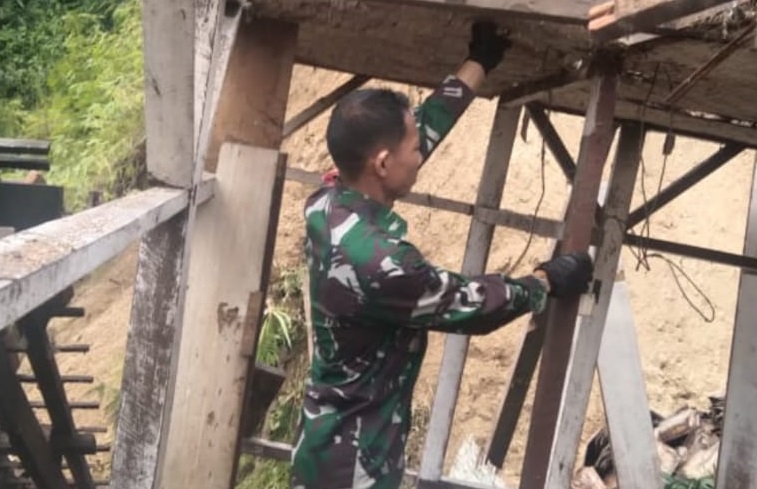 SERTU IMAN MUNANDAR MONITORING LOKASI PASCA BENCANA TANAH LONGSOR