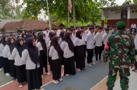 SERKA DEDI JUNAEDI MELATIH PBB KEPADA SISWA PKBM AL HIJRAH
