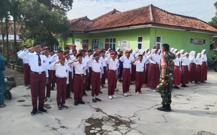 SERMA AJANG BUDIMAN MELATIH BARIS-BERBARIS KEPADA SISWA SD