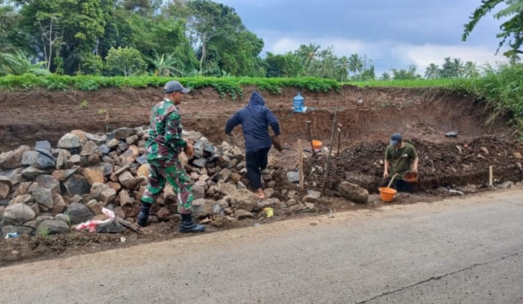 SERKA UMRON SURYA LAKSANAKAN KARYA BAKTI MEMBANGUN TPT JALAN