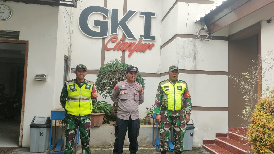 ANGGOTA KORAMIL KOTA AMANKAN KEGIATAN KENAIKAN ISA ALMASIH DI GEREJA GKI CIANJUR