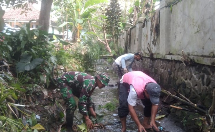 AGAR TIDAK BANJIR, SERKA MARYONO LAKSANAKAN KARYA BAKTI PEMBERSIHAN SALURAN AIR