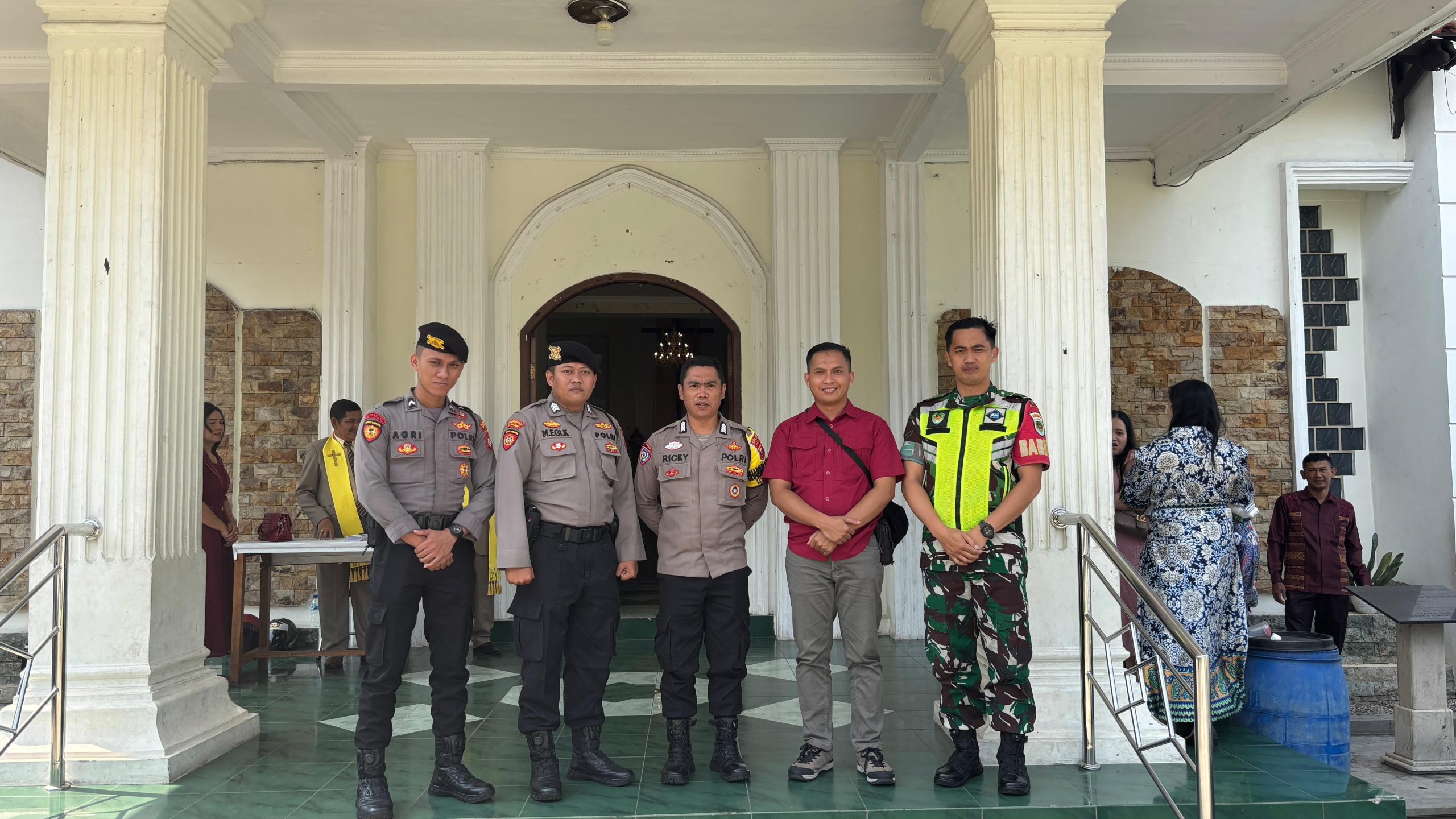 SERDA DENI INDARSYAH AMANKAN KEGIATAN KENAIKAN ISA ALMASIH