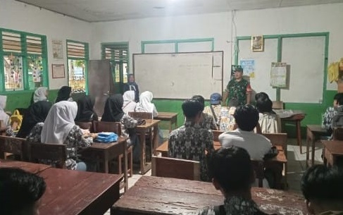 SERTU ASEP JAINAL ARIFIN LAKSANAKAN PEMBINAAN WAWASAN KEBANGSAAN TERHADAP MURID SMA KARYA BAKTI
