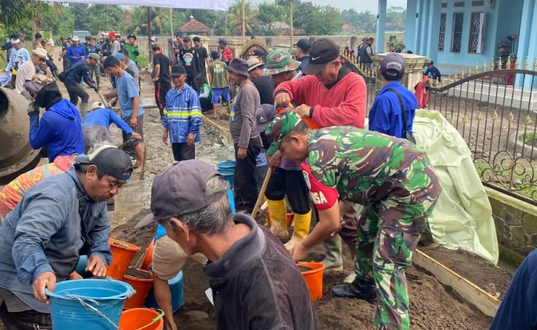 SERKA ADHI WIBOWO LAKSANAKAN KARYA BAKTI PENGECORAN JALAN DESA