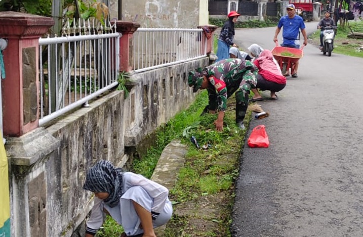 KOPTU JOKO SANTOSO LAKSANAKAN KARYA BAKTI PEMBERSIHAN SELOKAN, TINGKATKAN KERUKUNAN DAN KEBERSIHAN LINGKUNGAN