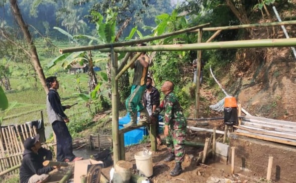 TINGKATKAN KUALITAS HIDUP MASYARAKAT DESA MANGUNKERTA, SERKA PRAYITNO LAKSANAKAN KARYA BAKTI MEMPERBAIKI SALURAN AIR