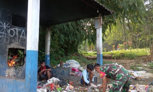 SERTU SURYADI LAKSANAKAN KARYA BAKTI PEMBAKARAN SAMPAH, TINGKATKAN KEBERSIHAN LINGKUNGAN DESA MEKARWANGI