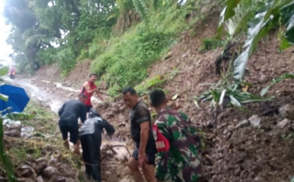 KOPKA DIDIT RINO TURUN KE LAPANGAN, BANTU WARGA BERSIHKAN JALAN YANG TERKENA LONGSOR DI KADUPANDAK
