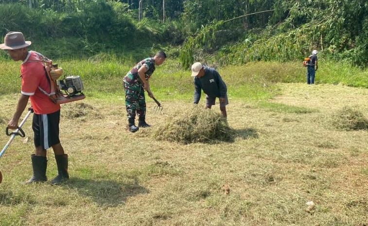 SERKA ADHI WIBOWO TURUN KE LAPANGAN, LAKSANAKAN PEMBERSIHAN LAPANGAN BERSAMA WARGA