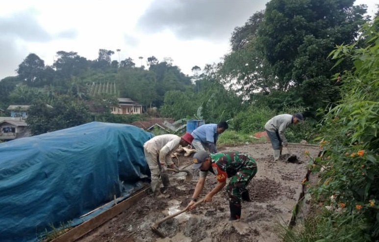 SERKA ENDANG HIDAYAT TURUN KE LAPANGAN,BANTU WARGA LAKSANAKAN KARYA BAKTI PENGECORAN JALAN DESA