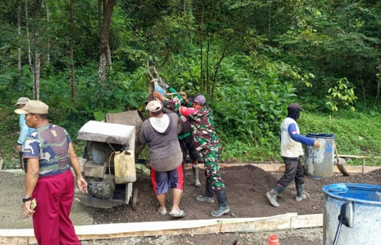 DESA SUKAMULYA KOPTU SAMSURI TURUN KE LAPANGAN, LAKSANAKAN KARYA BAKTI PENGECORAN JALAN DESA