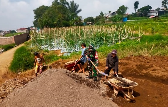 BANTU MASYARAKAT PELDA KIKI BAIHAQI TURUN KE LAPANGAN, LAKSANAKAN KARYA BAKTI PERBAIKAN JALAN DESA