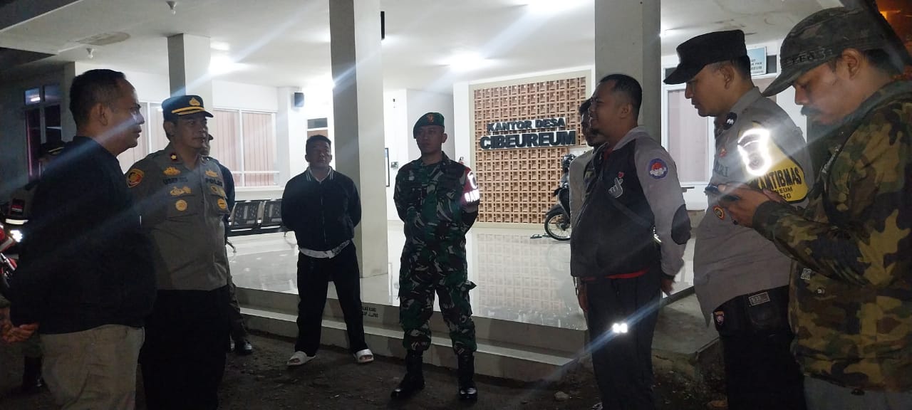 PENGUATAN GENERASI PANCA WALUYA: SERTU KOMAR HEMBARA IKUTI APEL DAN PATROLI GABUNGAN JAM MALAM DI KECAMATAN CUGENANG