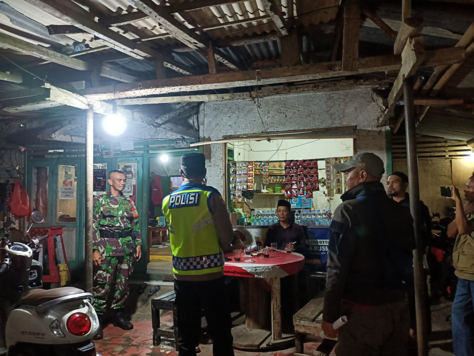 SERMA NURDIN BABINSA  PAGELARAN MENGIKUTI PATROLI GABUNGAN PENERAPAN JAM MALAM UNTUK PELAJAR