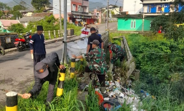 BABINSA DESA CIKANYEREKA JUBEL MANALU DARI KORAMIL 0608-04/CIPANAS LAKSANAKAN KARYA BAKTI PEMBERSIHAN SAMPAH