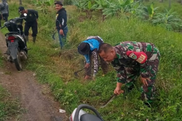 SERTU BASUNI PRIATNA LAKSANAKAN KARYA BAKTI PEMBERSIHAN JALAN