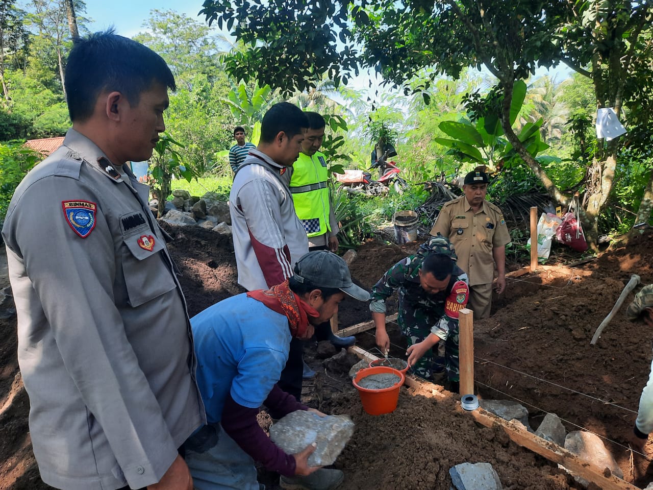 BABINSA WARGALUYU SERTU ASMAWI IKUT SERTA DALAM KUNJUNGAN PEMBUATAN IRIGASI PERPOMPAAN