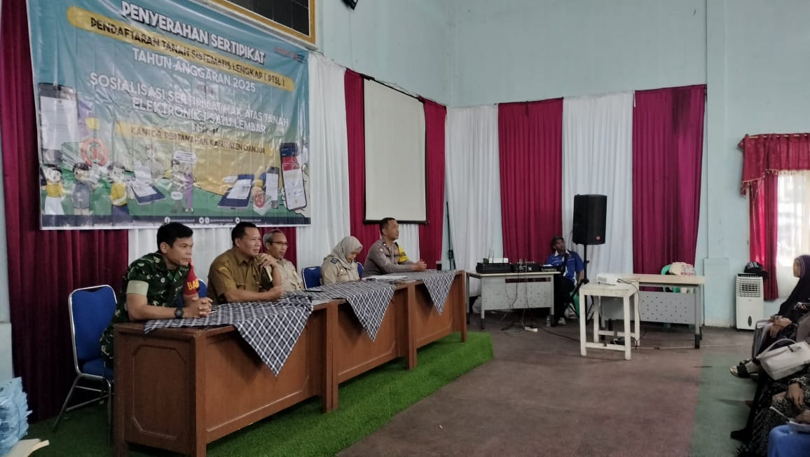 BABINSA CIPENDAWA SERDA SUJANA HADIRI PEMBAGIAN SERTIFIKAT TANAH PTSL TAHAP II