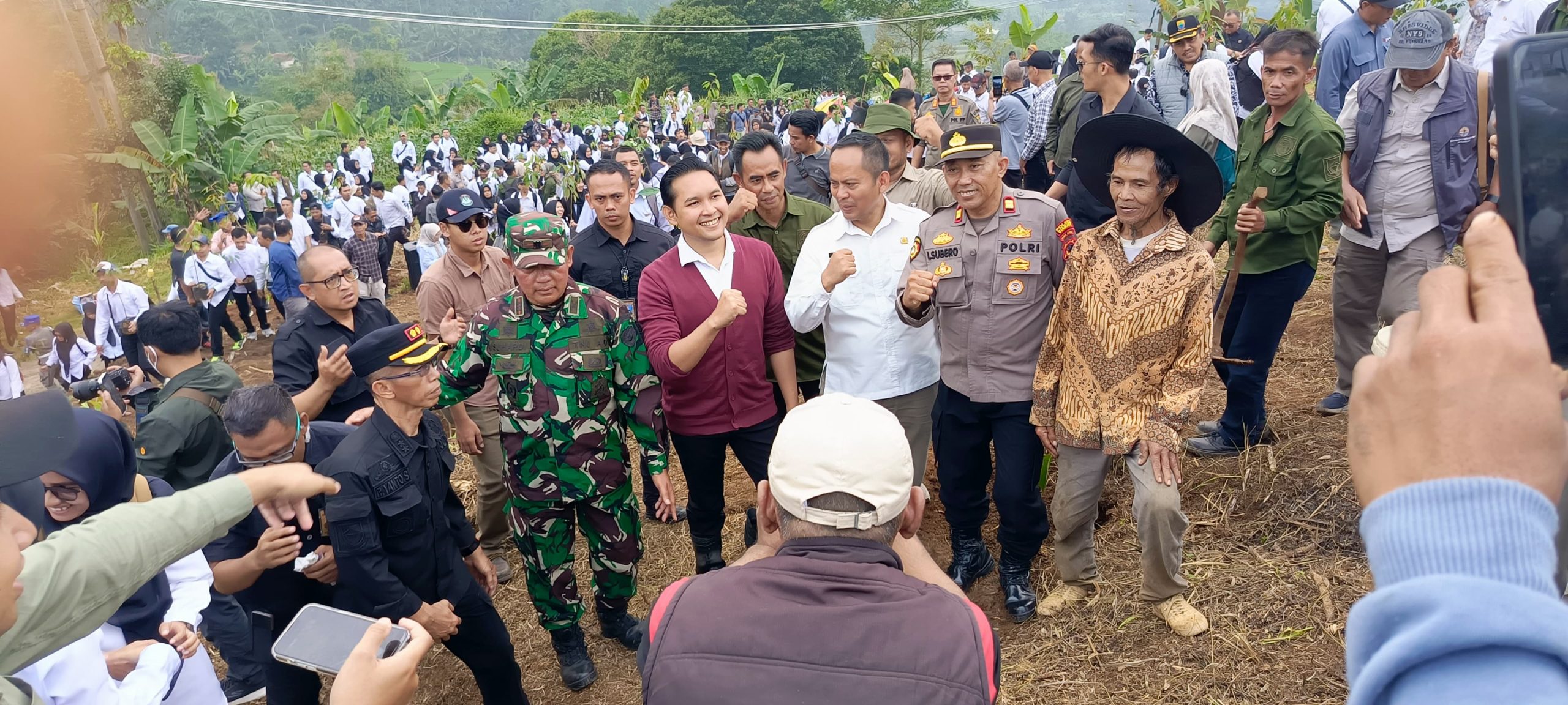 DANRAMIL 0608-05/CUGENANG KAPTEN ARM SUHARDI MENGIKUTI KEGIATAN PENANAMAN POHON DURIAN OLEH P3K SE KABUPATEN CIANJUR