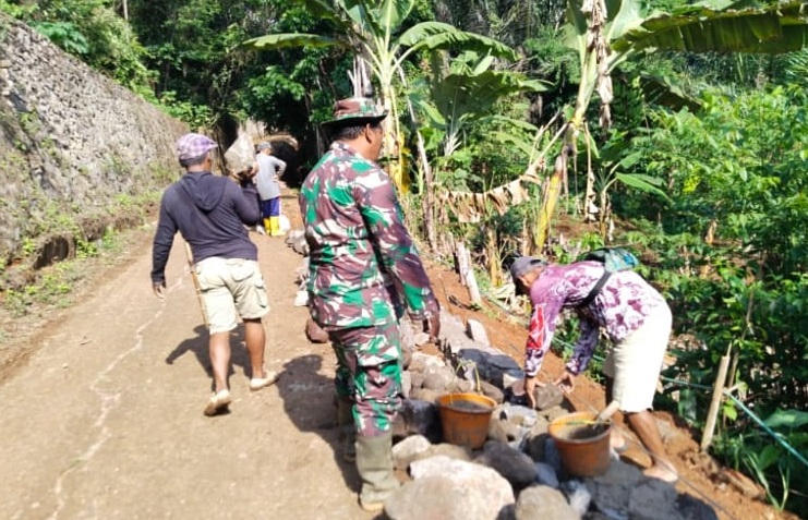 BABINSA DESA BUNGBANGSARI LAKSANAKAN KARYA BAKTI PEMBUATAN TPT