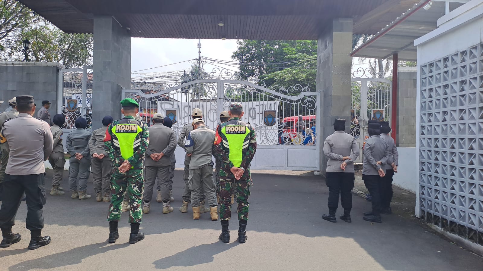 ANGGOTA KORAMIL 0608-01/KOTA LAKSANAKAN PENGAMANAN AKSI UNJUK RASA PMII KOMISARIAT CIANJUR
