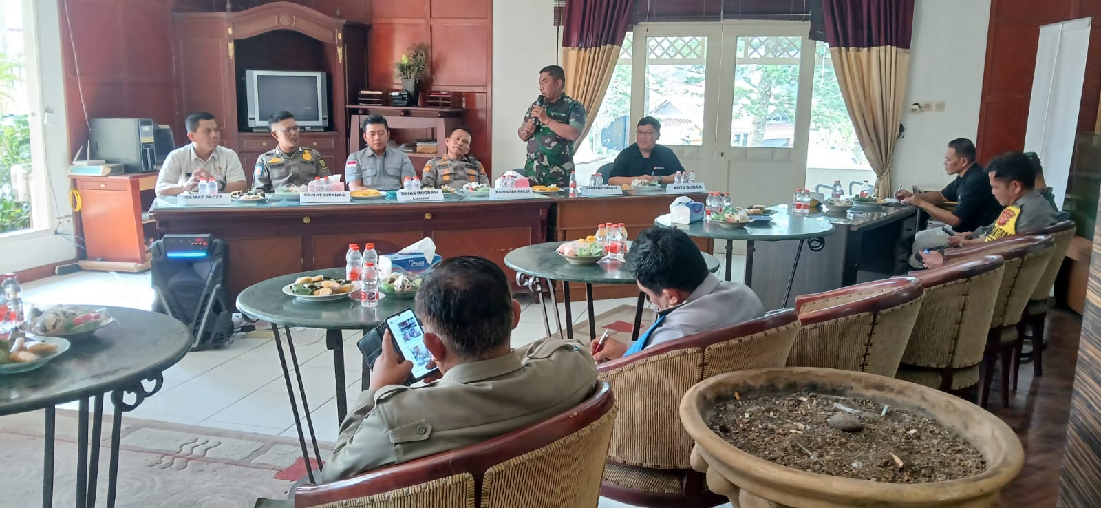 DANRAMIL 0608-04/CIPANAS KAPTEN ARM YAYAN RUHYAT MENGHADIRI MUSYAWARAH BERSAMA PARA BLOKER DAN PENGUSAHA VILLA KOTA BUNGA