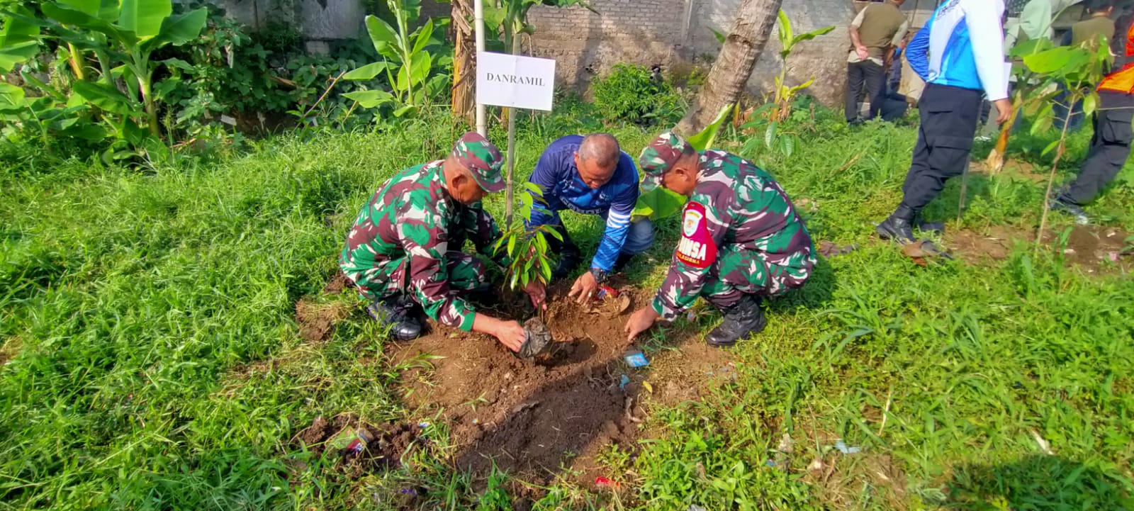 DANRAMIL 0608-09/CIRANJANG KAPTEN ARM DENI MENGIKUTI KEGIATAN PENANAMAN POHON DI KECAMATAN SUKALUYU