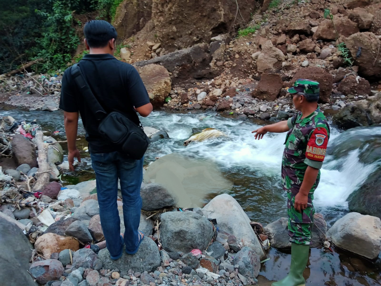 BABINSA DESA CIBODAS LAPORKAN PENEMUAN MAYAT TANPA IDENTITAS DI SUNGAI CIPENDAWA